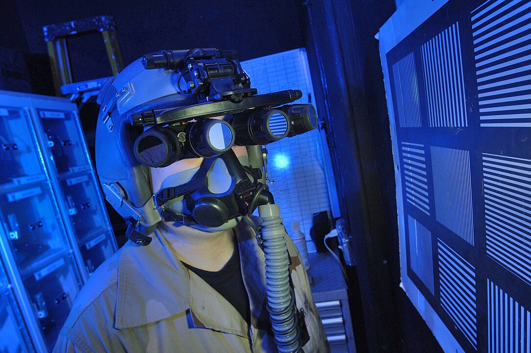 1084px-Night_vision_goggles_experimental.jpg