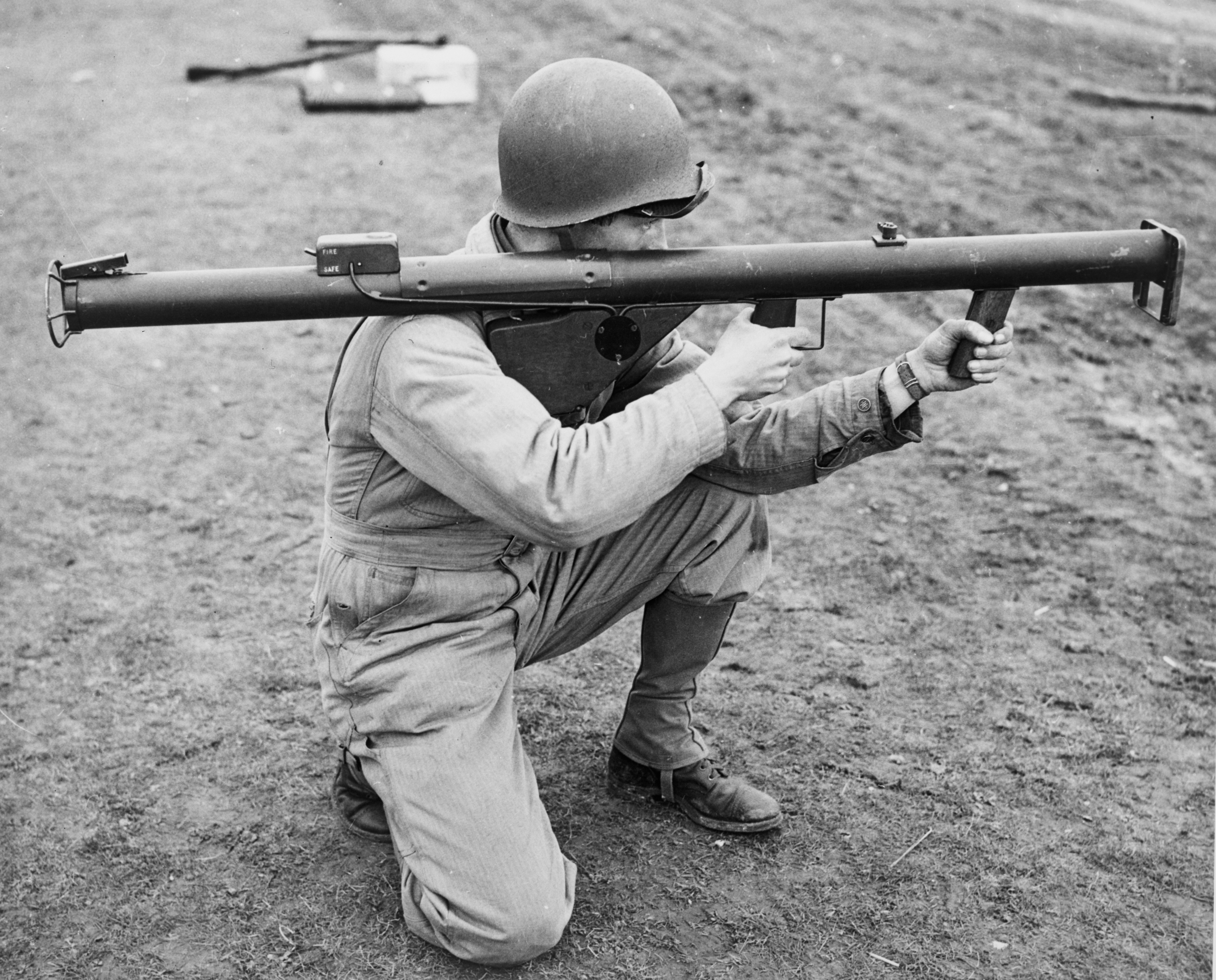 Soldier_with_Bazooka_M1.jpg