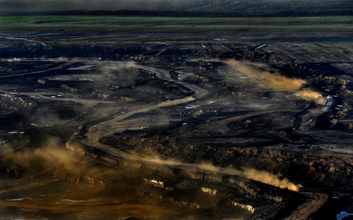 headlineImage.adapt.1460.high.alberta_tar_sands_oil_070814.1404862716868.jpg